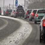 Voitures bouchon sous la neige