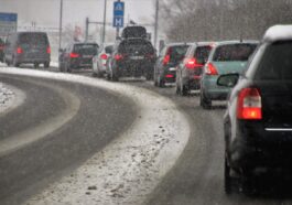 Voitures bouchon sous la neige