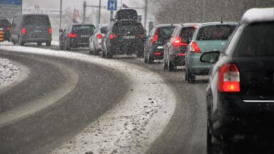 Voitures bouchon sous la neige