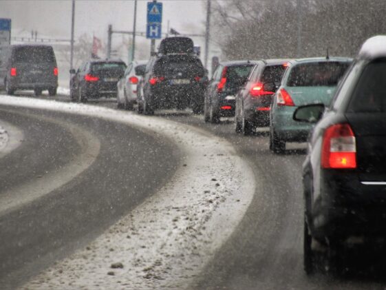 Voitures bouchon sous la neige