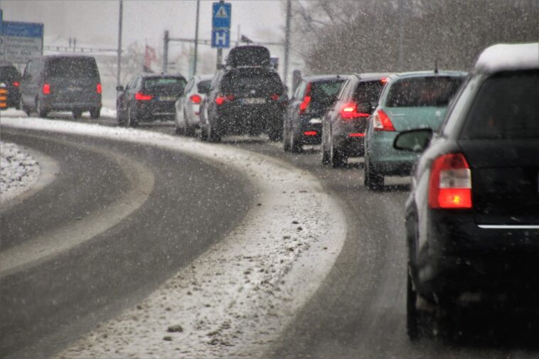 Voitures bouchon sous la neige