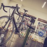 Réparation vélo dans son garage