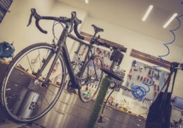 Réparation vélo dans son garage