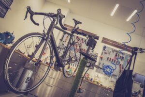 Réparation vélo dans son garage