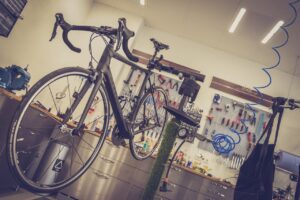 Réparation vélo dans son garage