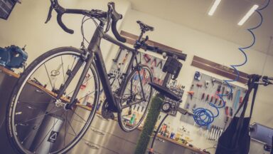 Réparation vélo dans son garage